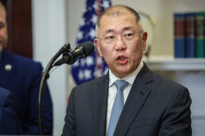 Hyundai Chairman Chung Euisun unveils a billion US investment plan during a meeting with President Donald Trump at the White House in March 2025 (Courtesy of Yonhap)