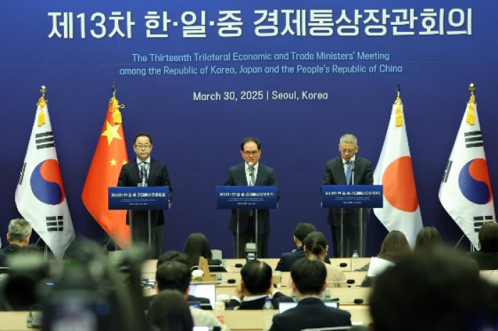 Directors　of　trade　from　South　Korea,　China　and　Japan　hold　a　joint　briefing　following　their　economic　minister　meeting　on　March　30