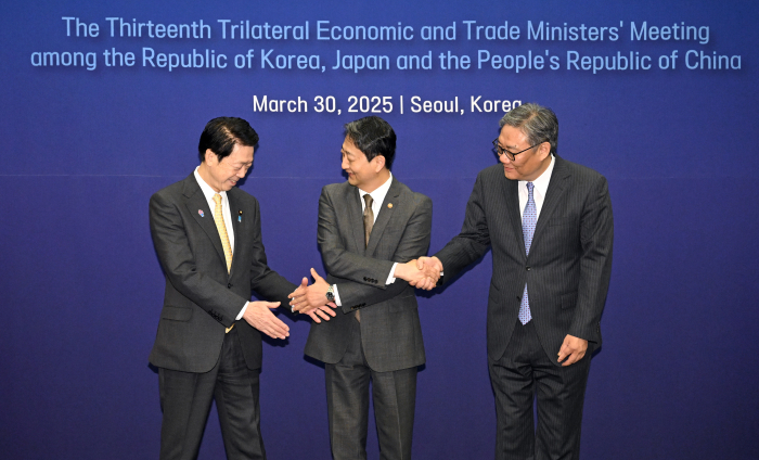 Muto　Yoji　(left),　Japanese　economic　minister,　Ahn　Duk-geun　(center),　South　Korean　trade　minister　and　Wang　Wentao,　Chinese　commerce　minister
