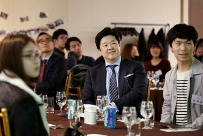 Michael　ByungJu　Kim　(second　from　right),　founder　and　chairman　of　MBK　Partners
