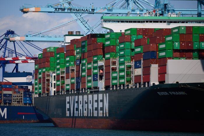 Ships unload cargo containers at the Port of Los Angeles in California on April 2, 2025 (Courtesy of EPA via Yonhap)