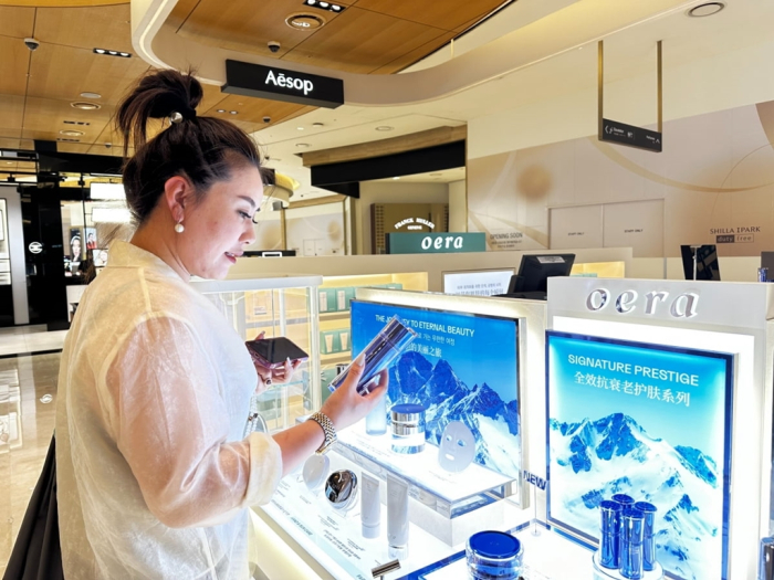 Oera is the luxury skincare brand of Handsome, a cosmetics unit of Hyundai Department Store
