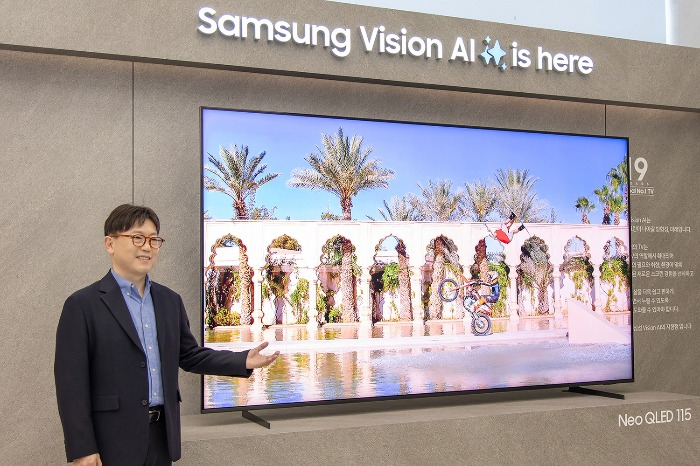 Yong Seok-woo, head of Samsung’s visual display division, presents its latest OLED TV lineup (Courtesy of Samsung Electronics)