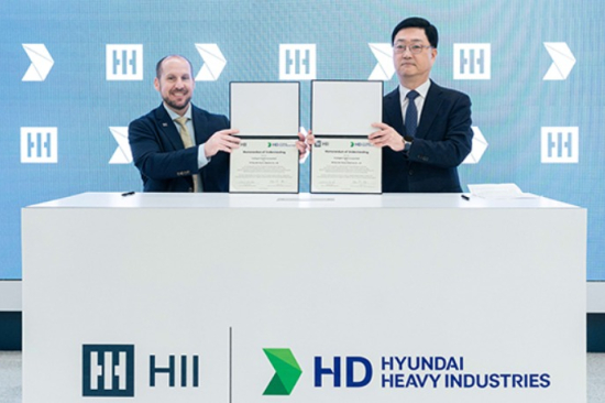HII　Executive　Vice　President　and　President　of　Ingalls　Shipbuilding　Brian　Blanchette　(left)　and　Joo　Won-ho,　chief　executive　of　the　naval　&　special　ship　business　unit　at　HHI.