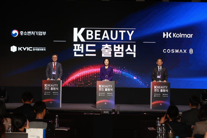 Oh Youngju (center), minister of South Korea's SMEs and startups, announces the launch of a K-beauty fund (Courtesy of Yonhap)