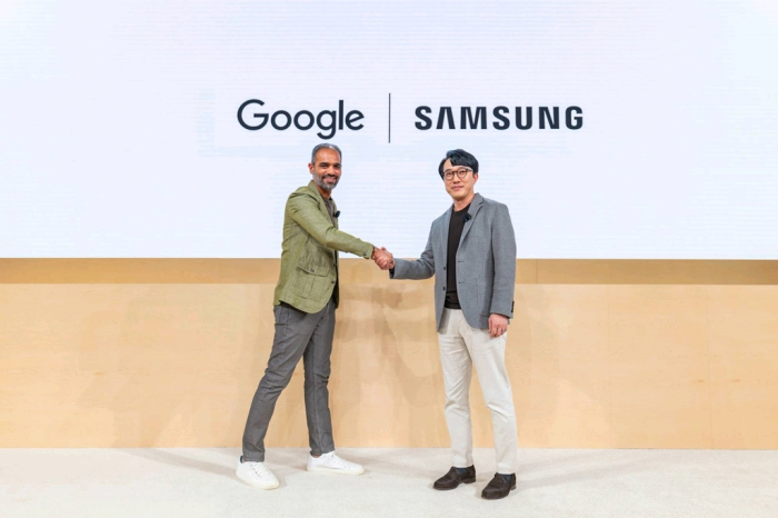Sameer Samat (left), president of Google's Android Ecosystem, shakes hands with Choi Won-joon, head of R&D at Samsung Electronics' Mobile eXperience Business in December after agreeing to launch an XR headset