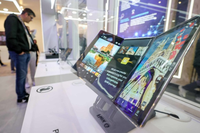 A device featuring Samsung Display's foldable screen at the 2025 MWC (Courtesy of Yonhap)
