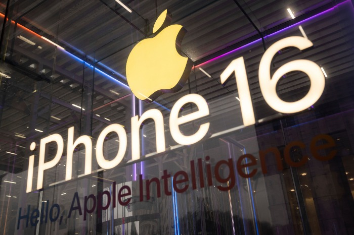 Apple signage at Apple Store in New York. (Courtesy of AP via Yonhap)