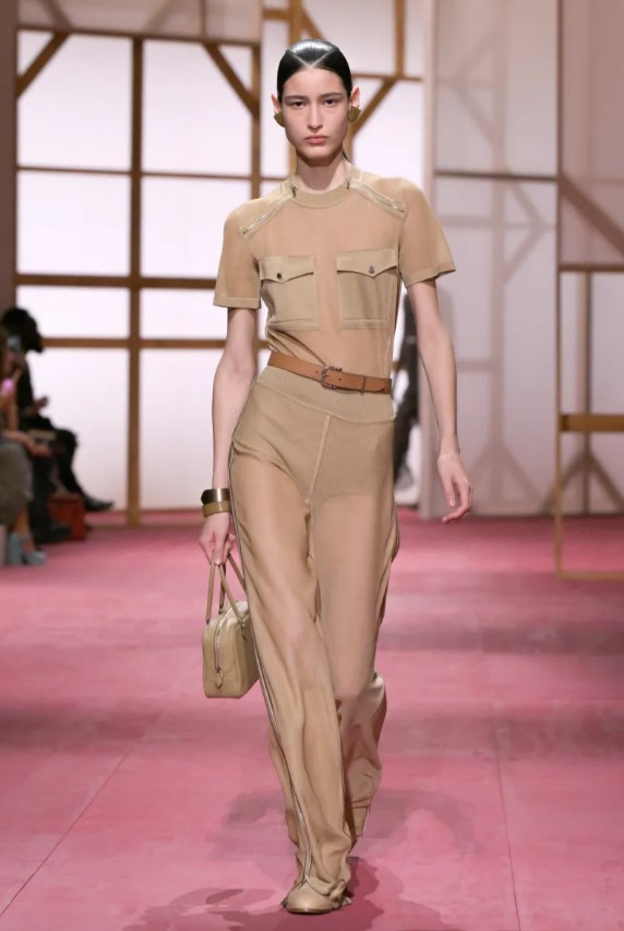 A　model　walks　during　a　fashion　show　for　French　luxury　brand　Hermès