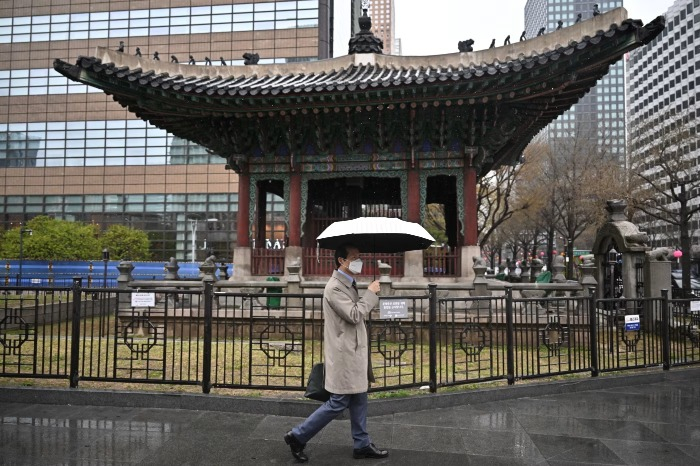 South　Korea　is　expected　to　start　tariff　negotiations　with　the　US　as　soon　as　possible,　and　will　send　a　negotiating　team　led　by　the　trade　minister　to　Washington,　said　Acting　President　Han　Duck-soo　(Photo:　Pedro　Pardo/Agence　France-Presse/Getty　Images)