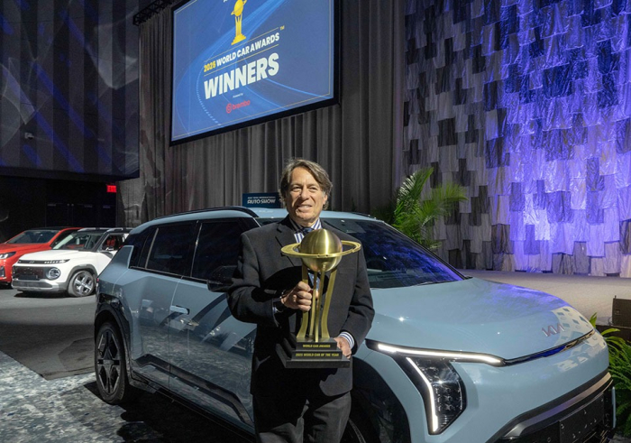 Kia　America　Chief　Operating　Officer　&　Executive　Vice　President　Steven　Center　holds　the　2025　World　Car　of　the　Year　trophy　at　the　New　York　International　Auto　Show　on　April　16,　2025　(Courtesy　of　Hyundai　Motor　Group)