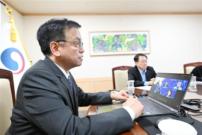Finance Minister Choi Sang-mok (left) presides over a virtual meeting with executives of S&P, Moody's and Fitch to discuss Korea's sovereign ratings following the botched martial law declaration in December