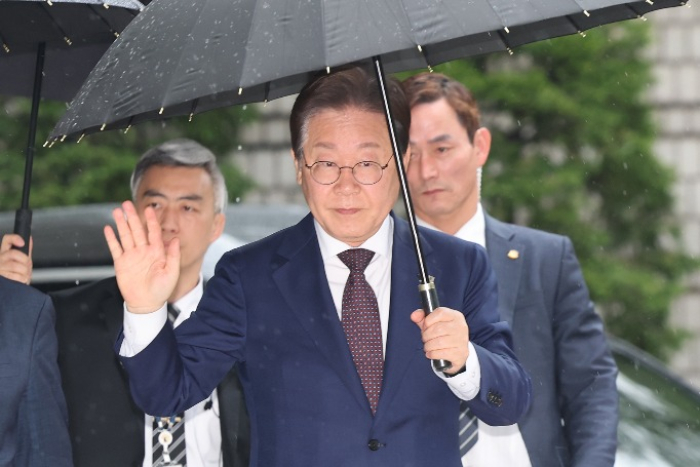 Lee　Jae-myung　(second　from　right)