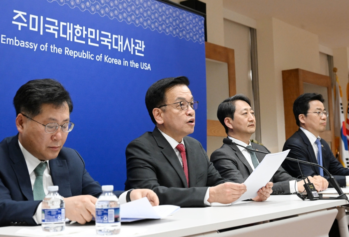 Finance Minister Choi Sang-mok (second from left) and Industry Minister Ahn Duk-geun (third from left) hold a press conference on the Seoul-Washington trade talks at the Korean Embassy in Washington
