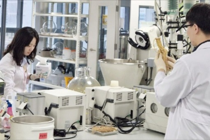 Employees at Korea Ginseng's research lab