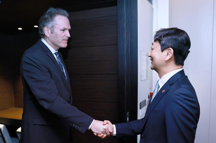 Alaska Governor Mike Dunleavy (left) meets with Korean Trade, Industry and Energy Minister Ahn Duk-geun in March 2025 (Courtesy of Yonhap)
