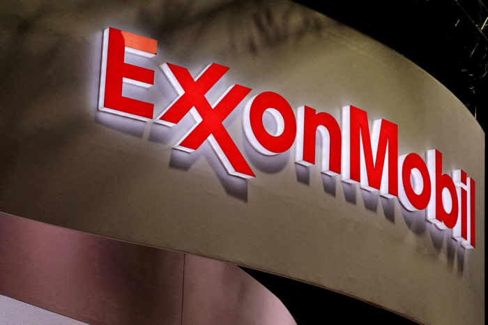 The logo of ExxonMobil is seen during the LNG 2023 energy trade show in Vancouver, British Columbia on July 12, 2023 (Courtesy of Reuters via Yonhap)