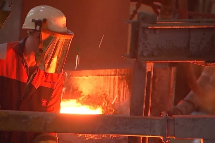 A　Hyundai　Steel　employee　works　at　a　blast　furnace　at　the　company's　steel　milll
