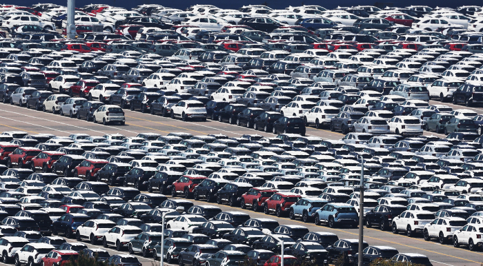 Cars are lined up for loading onto ships at a port in Pyeongtaek, Gyeonggi Provice (Courtesy of Yonhap)