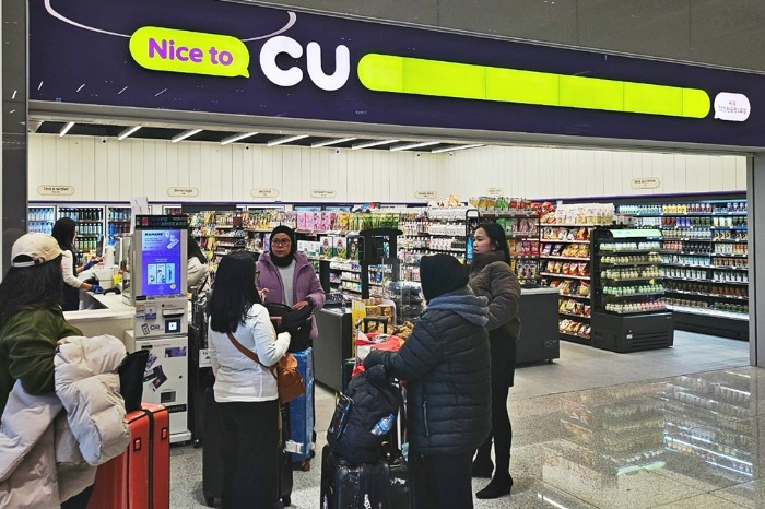 When in S. Korea, it’s a ritual: Foreigners make stops at CU, GS25, 7-Eleven