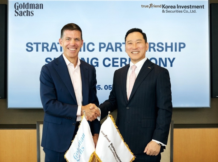 Goldman Sachs Group President and Chief Operating Officer John E. Waldron (left) and Korea Investment & Securities Chief Executive Officer Kim Sung-hwan shake hands after signing a partnership agreement at the US investment bank’s headquarters in New York on May 5, 2025 (Courtesy of Korea Investment & Securities)