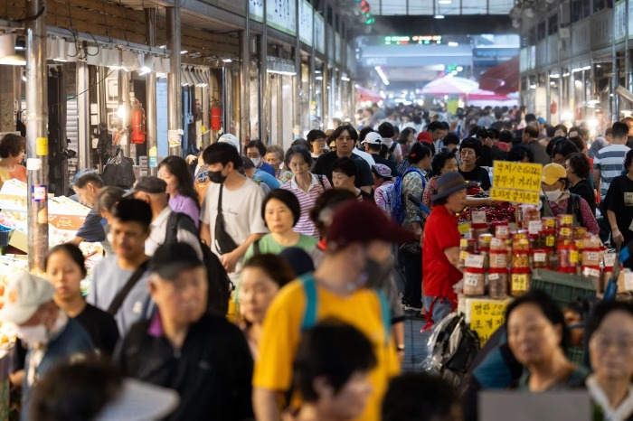 Customers at the Cheongnyangni Market in Seoul. Photo: SeongJoon Cho/Bloomberg News