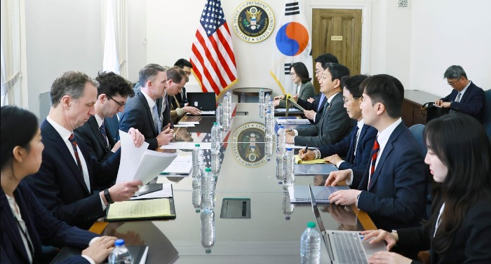 Korea’s Trade, Industry and Energy Minister Ahn Duk-geun (third from front at right) meets with US Trade Representative Jamieson Greer on April 24 in Washington, D.C., to discuss tariffs and other bilateral trade issues (Courtesy of Ministry of Trade, Industry and Energy)