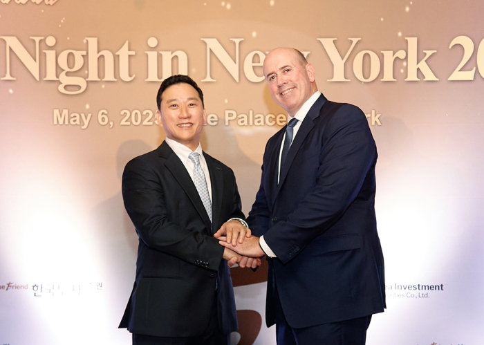 Korea Investment & Securities CEO Kim Sung-hwan (left) shakes hands with Carlyle Group CEO Harvey M. Schwartz at KIS Night in New York 2025
