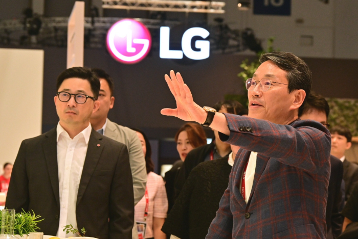 Cho Joo-wan (right), CEO of LG Electronics