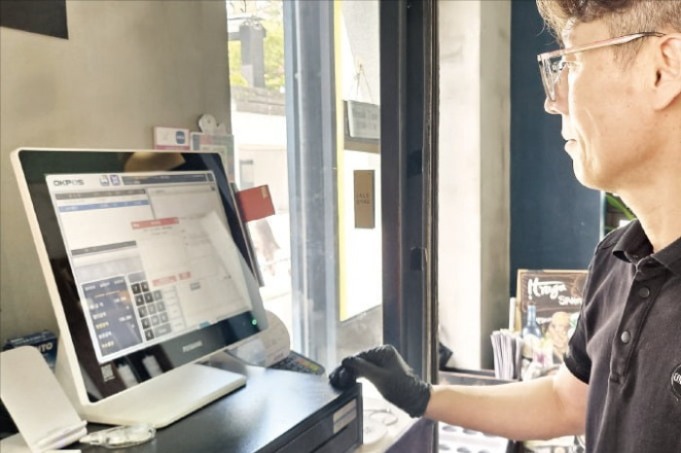 A RedotPay card is used to pay for a restaurant meal in Seoul