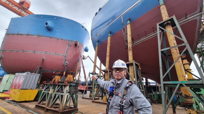 A Daehan Shipbuilding executive discusses a shipbuidling process at its shipyard in Haenam, South Jeolla Province