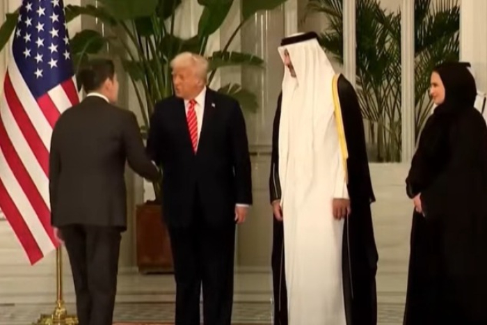 Chung Yong-jin (left), chairman of Shinsegae, shakes hands with Donald Trump at a dinner with Qatar political leaders in Doha on May 14
