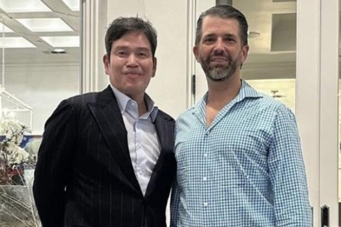 Shinsegae Group Chairman Chung Yong-jin (left) poses with Donald Trump Jr. (Source: Chung's Instagram)