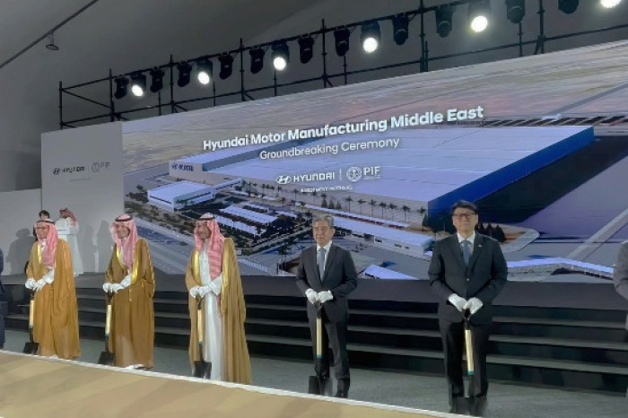 Yazeed Alhumied (third from left), deputy governor of PIF and Chang Jae-hoon, vice chairman of Hyundai Motor Group