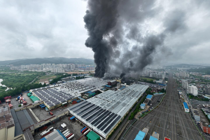 A fire breaks out in the second building of Kumho Tire's Gwangju plant on May 17 (Courtesy of Gwangju Gwangsan-gu Office)