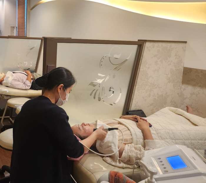 Foreigners receive skin care treatment at a Korean dermatology clinic-k-medicine, medical tourism