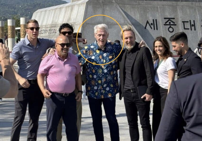 Former US President Bill Clinton sighted in central Seoul (Courtesy of Bobaedream)