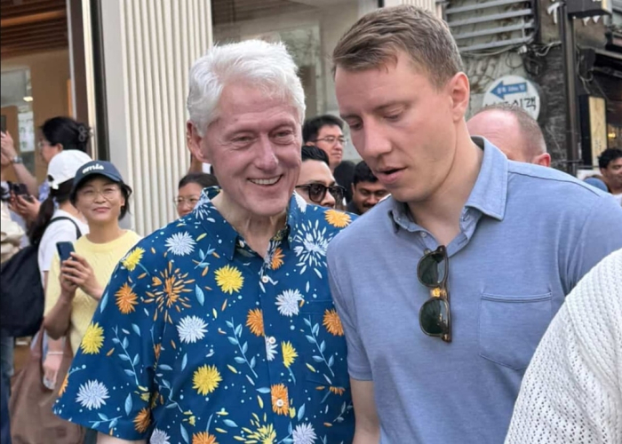 Former US President Bill Clinton(left) sighted in central Seoul (Courtesy of Yonhap)
