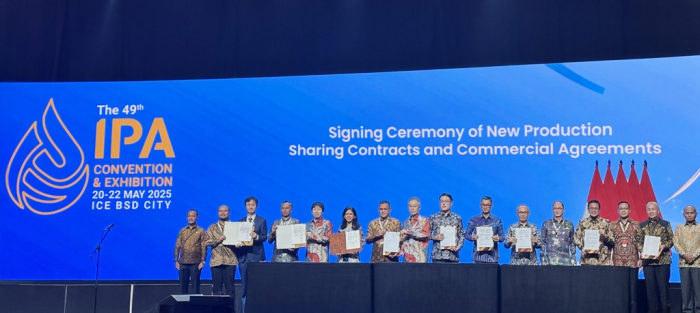 Indonesian Minister of Energy and Mineral Resources Bahlil Lahadalia (left), SKK Migas chief Dwi Soetjipto (right), SK Earthon executive Kim Kyoung-jun (third from left), and others pose for a photo after a crude development deal