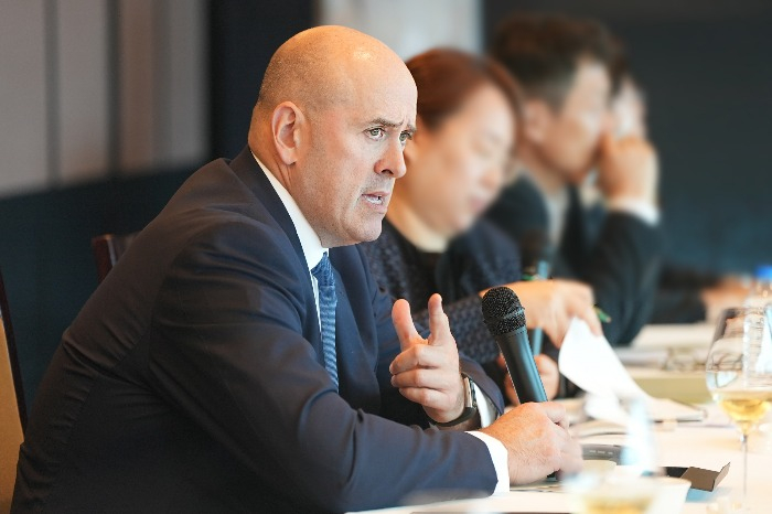 Carlyle CEO Harvey M. Schwartz speaks during a private meeting with Korean retail investors in Seoul on May 22, 2025 (Courtesy of Korea Investment & Securities)