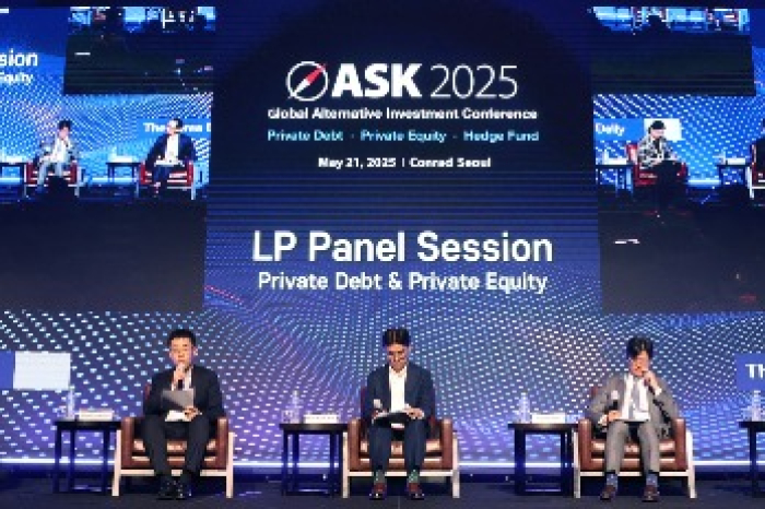Ro Seunghwan (second from left), head of alternative investments at GEPS and Kim Hyun Wook (third from left), a senior manager at the MMAA