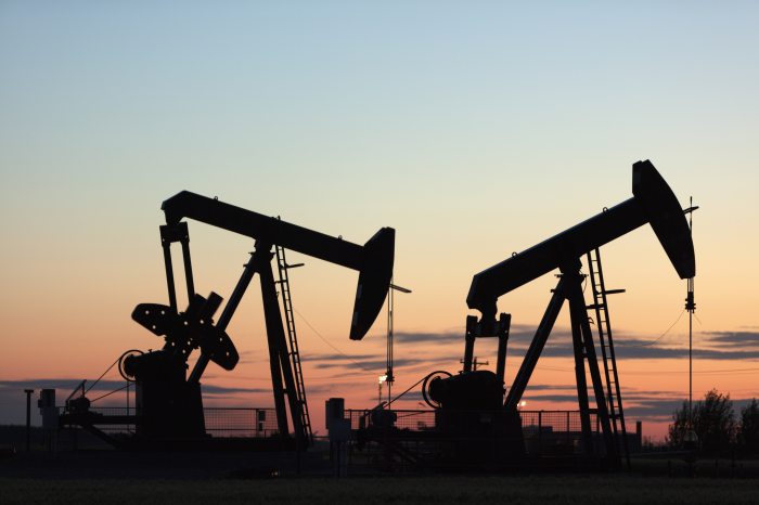 Prairie　oil　pump　jacks　producing　oil　near　the　town　of　Virden,　Manitoba　(Courtesy　of　Getty　Images)