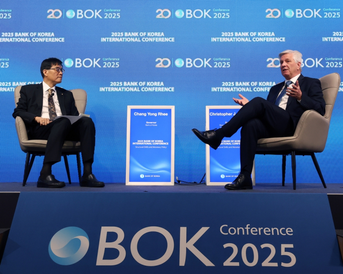 BOK　Gov.　Rhee　Chang-yong　(left)　at　a　fireside　chat　with　US　Fed　Gov.　Christopher　Waller　during　the　BOK’s　2025　International　Conference　on　June　6,　2025