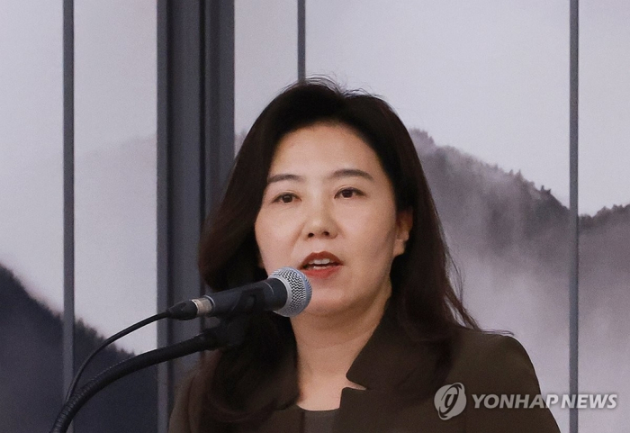 President　Lee　Jae-myung's　spokesperson　Kang　Yu-jung,　the　first　woman　in　the　role　(Courtesy　of　Yonhap)
