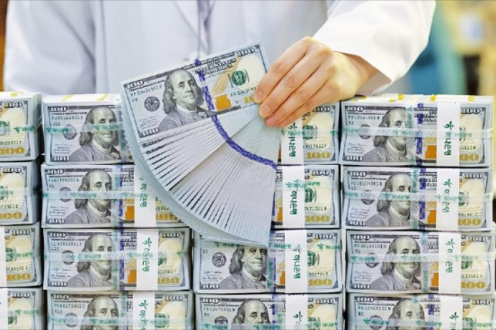 On　June　5,　South　Korean　won　hit　a　seven-month　high　to　the　US　dollar