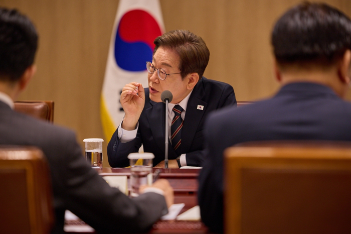 President Lee Jae-myung (center) is set to meet with top business leaders next week