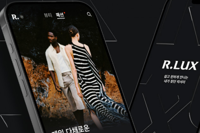 R.Lux tap on the Coupang app (Courtesy of Farfetch)