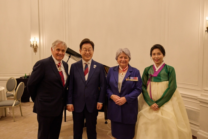 South Korean President Lee Jae-myung (second from left) poses with Governor General of Canada Mary Simon (third from left)