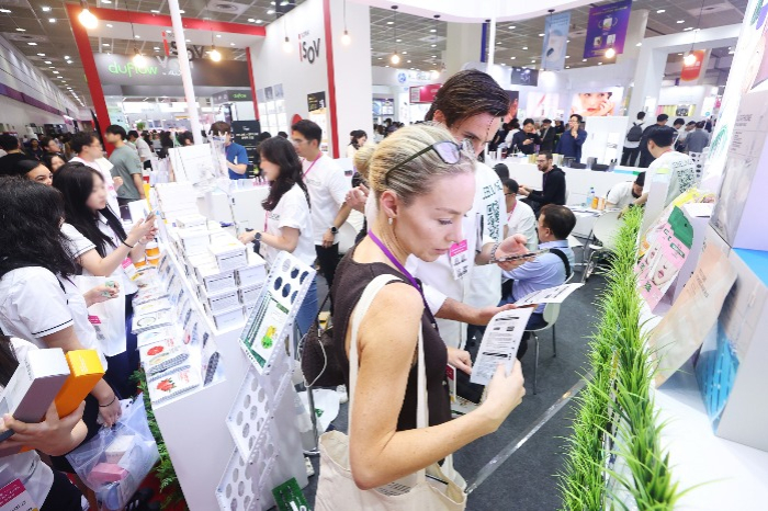 Visitors to the Cosmobeauty Seoul 2025 + K Beauty Festa on May 28-30, 2025 (Courtesy of Yonhap)