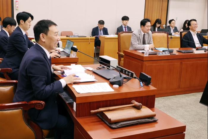 Both the Democratic Party and the People Power Party agreed on the proposed amendment to the Commercial Act on July 2